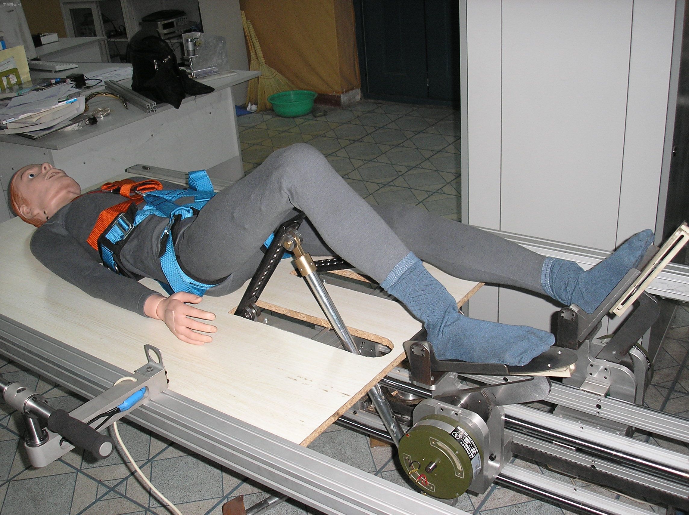 仰卧式下肢康复训练机器人,专利号ZL 200520021462.8